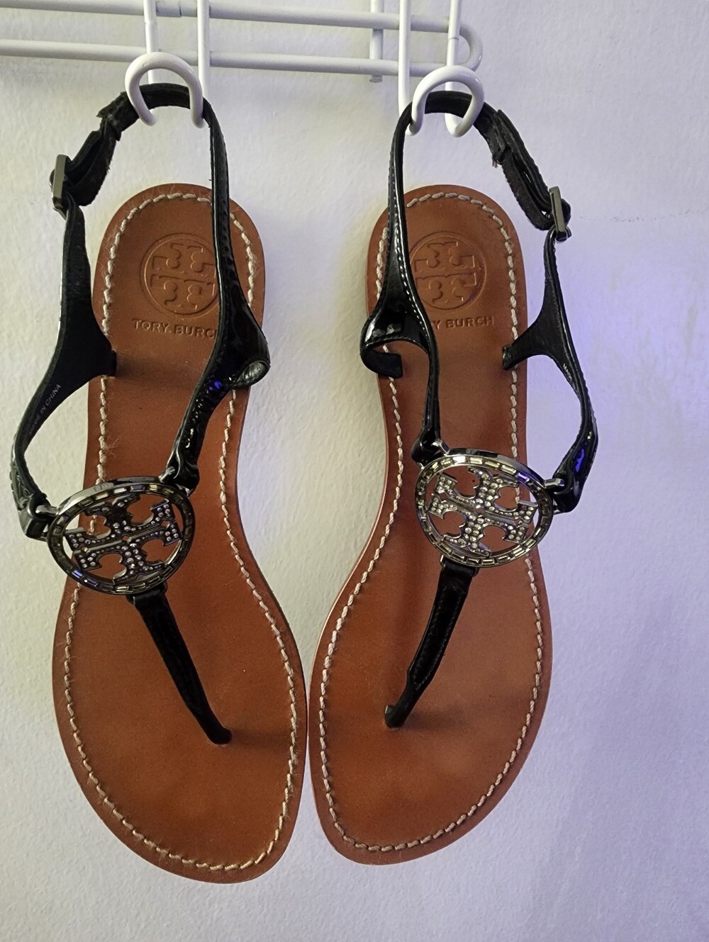 TORY BURCH BLING SANDALS SIZE 8.5 BLACK WITH SILVER BLING TORY BURCH EMBLEM